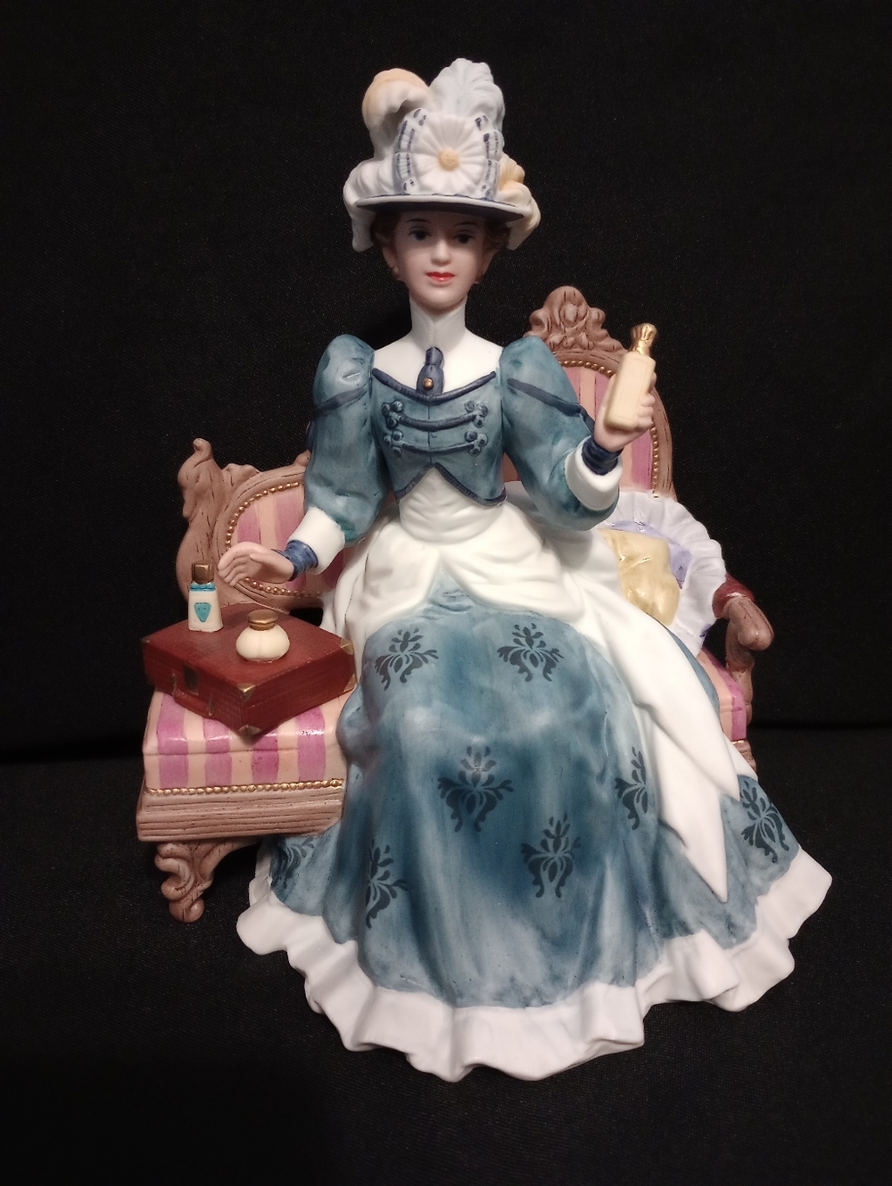 AVON 1992 Mrs Albee President's Award Porcelain Figurine